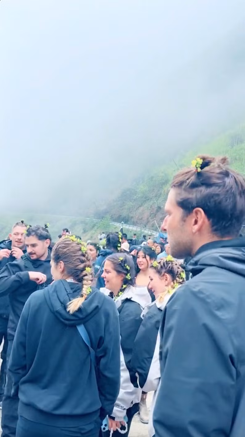 Những hành động nhỏ như tặng hoa, hay tết tóc cho các vị khách Tây đã góp phần tô đẹp hình ảnh về con người, văn hóa đến bạn bè quốc tế. (Ảnh: tuantourhagiang)