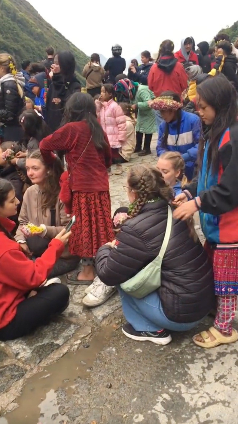 Được biết, đây là đoạn dốc Thẩm Mã, một trong những địa điểm mà nhiều du khách đều ghé qua khi tới Hà Giang. Ở đây, du khách có thể bắt gặp các em nhỏ với những gùi hoa rực rỡ. (Ảnh: hieu.nong.ctv)