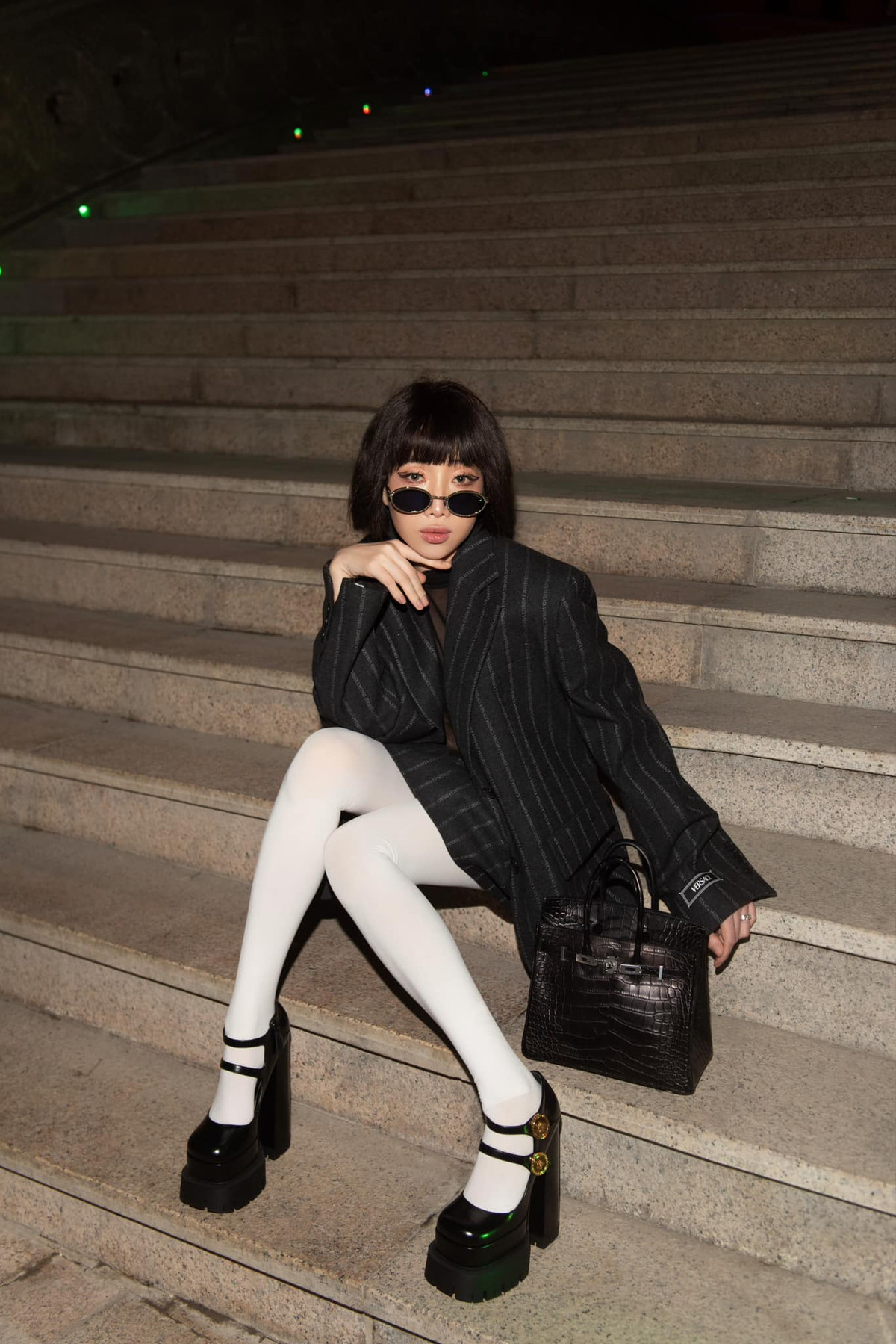 Bên cạnh độ giàu có và mức độ "mát tay" trong việc xài đồ hiệu, hẳn cũng ít ai biết người đẹp sinh năm 1986 đã làm mẹ 7 con. Cô nàng từng trải qua 1 lần đổ vỡ và đang sống hạnh phúc bên ông xã hiện tại cùng 7 người con xinh xắn.