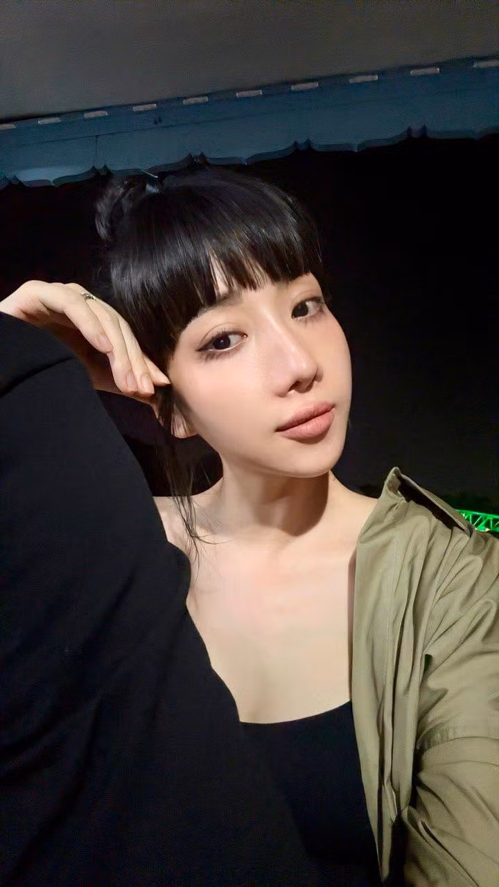 Trên trang cá nhân, Vũ Hồng Phúc luôn xuất hiện với hình ảnh xinh đẹp rạng ngời, trông cô nàng không có gì giống 1 bà mẹ bỉm sữa đầu bù tóc rối, cơ thể mệt mỏi.