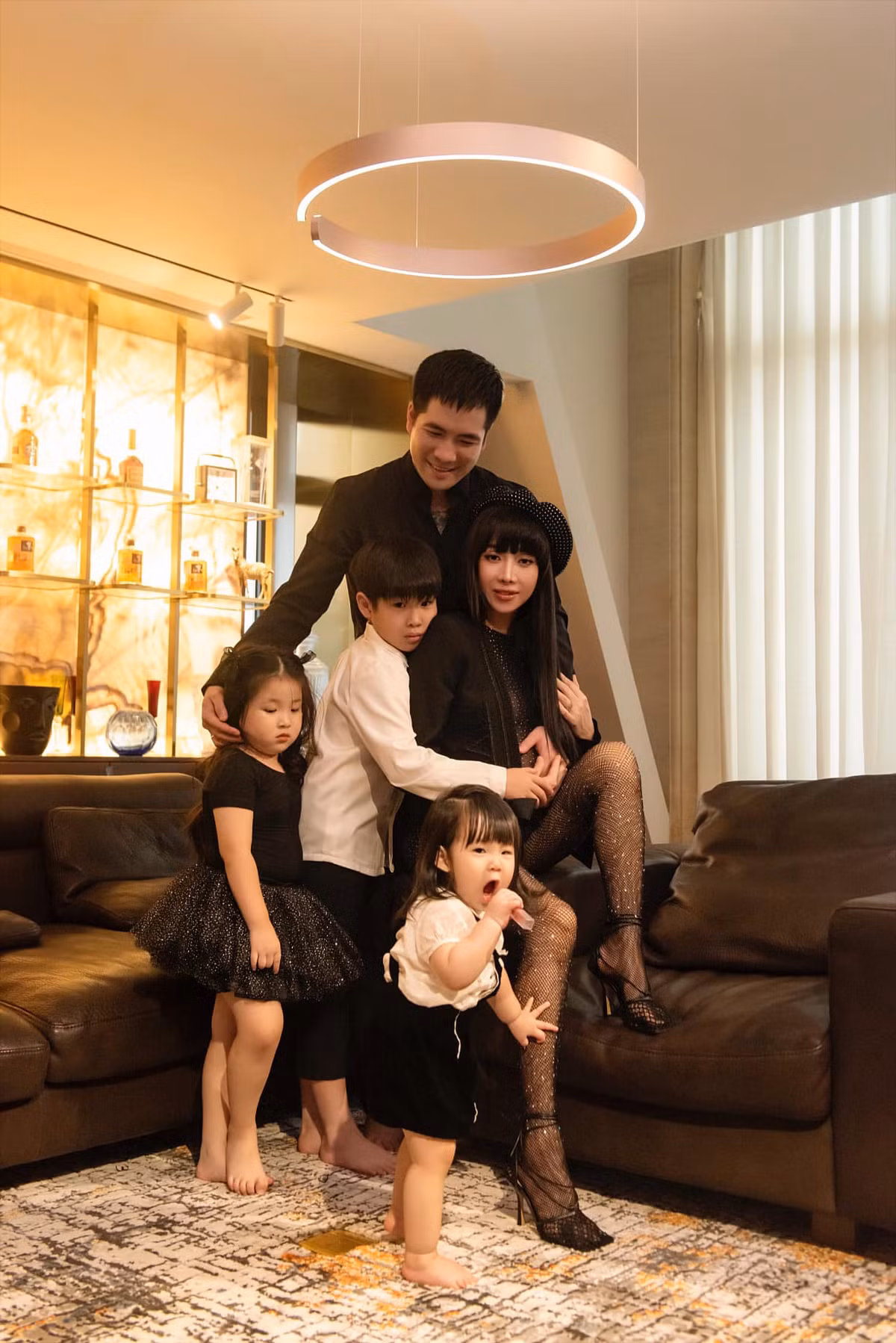 Nàng cựu hot girl có 4 "chàng hoàng tử" và 3 "cô công chúa". Các bé đều sở hữu vẻ ngoài xinh xắn, đáng yêu nhờ được thừa hưởng từ gen "trai xinh, gái đẹp" của bố mẹ.