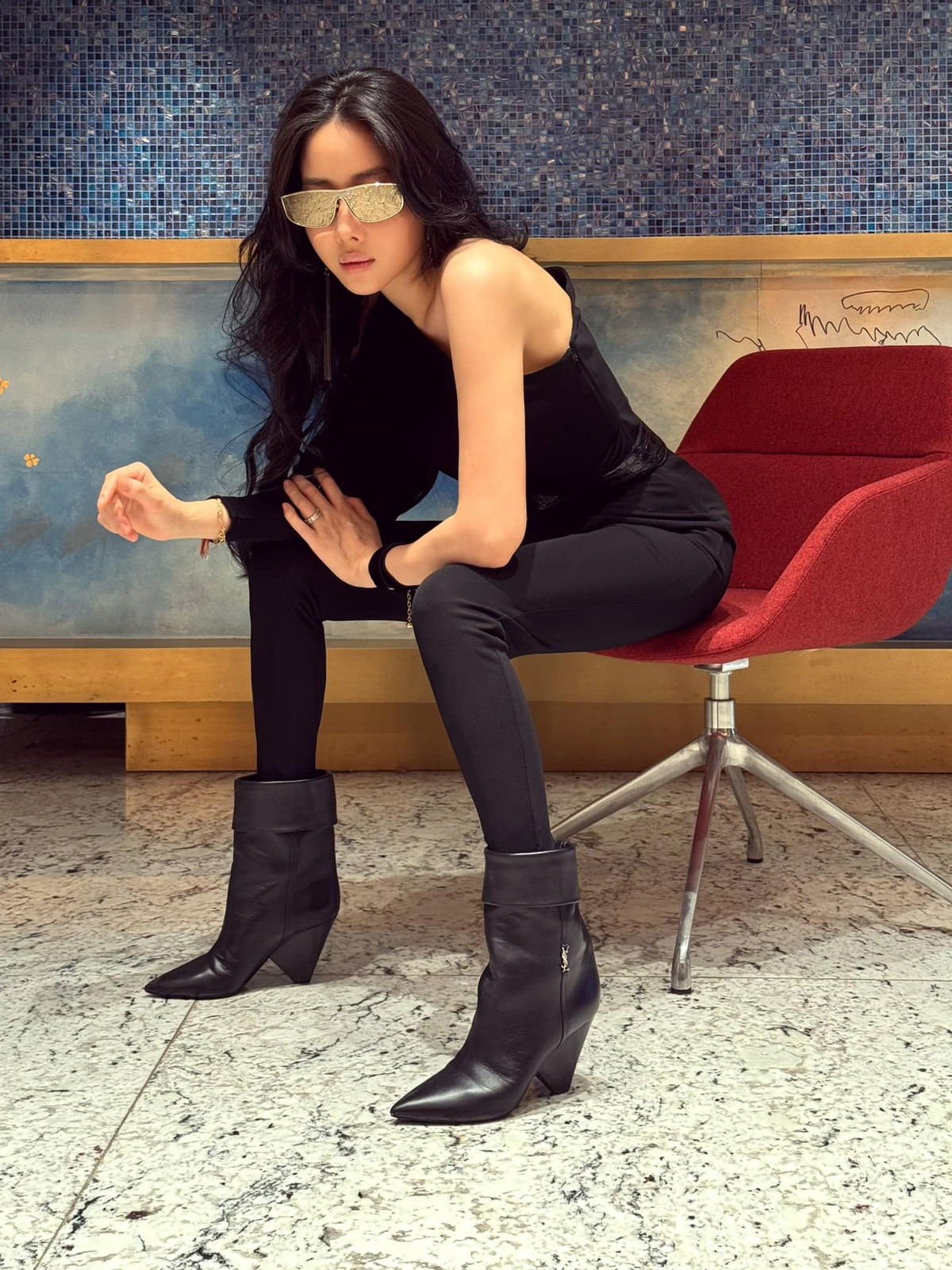 Sau nhiều lần sinh con, nhan sắc của cựu hot girl Hà thành không những không bị phai nhạt, mà còn trở nên mặn mà và sắc sảo hơn bao giờ hết.