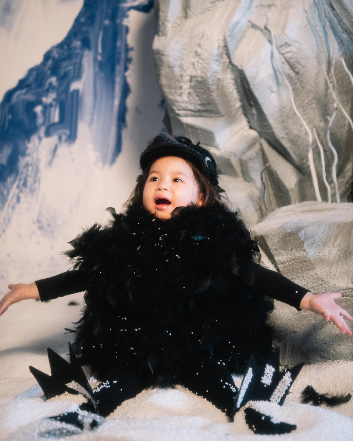 Bé Pam trong vai thần điêu khiến nhiều người cười nghiêng ngả với loạt biểu cảm hài hước. (Ảnh: FB Salim)