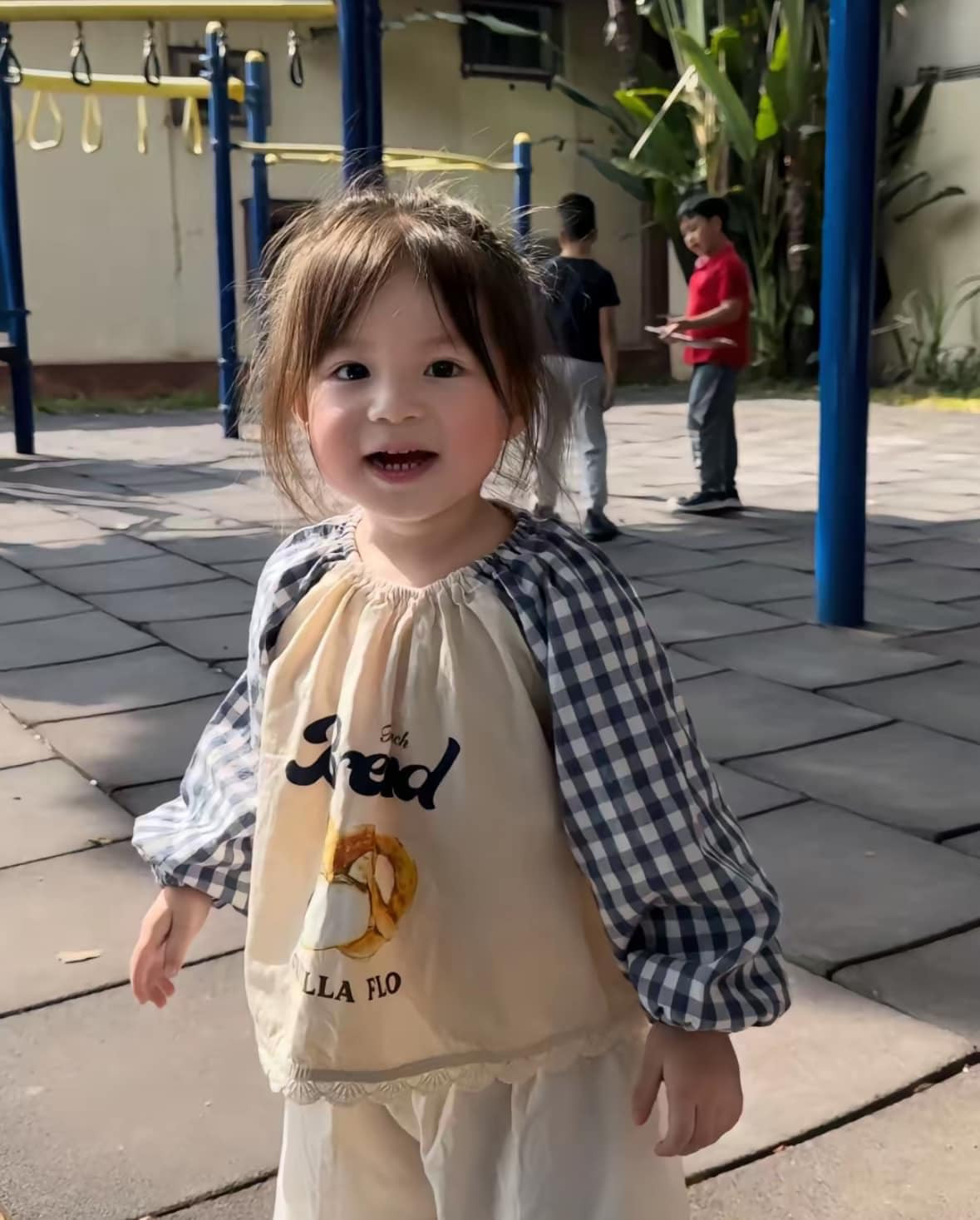 Thế nhưng mới đây, trong loạt ảnh được Salim đăng tải, bé Pam ra dáng em bé "ngoan xinh yêu" dịu dàng, nền nã, đáng yêu.