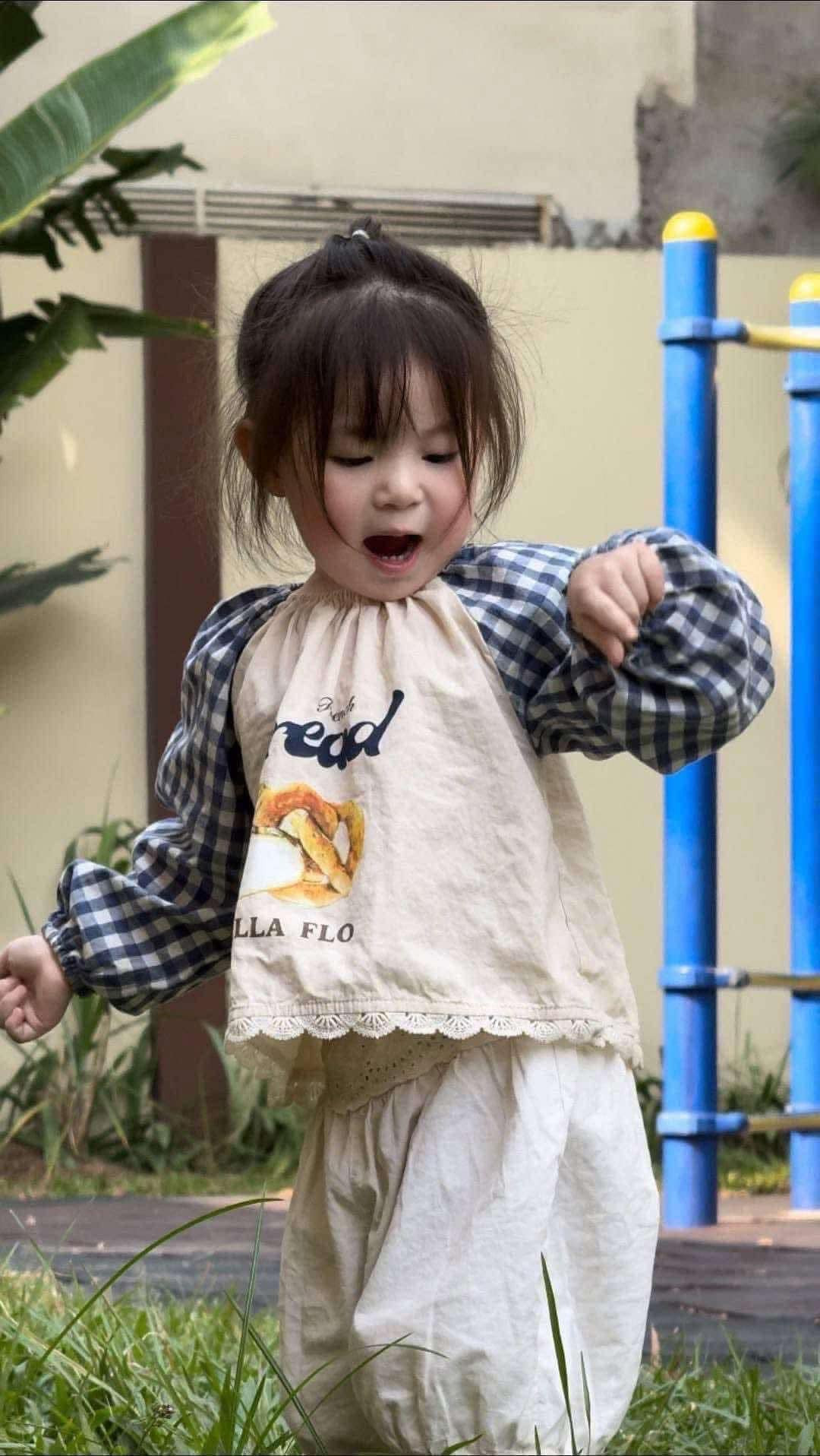 Mới 2 tuổi nhưng cô bé sở hữu lượng người hâm mộ không đếm xuể. Mẹ là hot girl xinh đẹp Salim (Hoàng Kim Ngân), bố là thiếu gia tập đoàn may mặc, nhưng xét về độ nổi tiếng thì nhóc tì này có khi còn vượt xa cả bố mẹ.