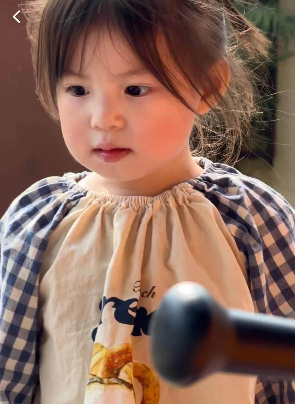 Bé Pam từng nhiều lần viral trên mạng xã hội với những khoảnh khắc đáng yêu, có phần hơi "ngốc xít", tinh nghịch, hài hước.