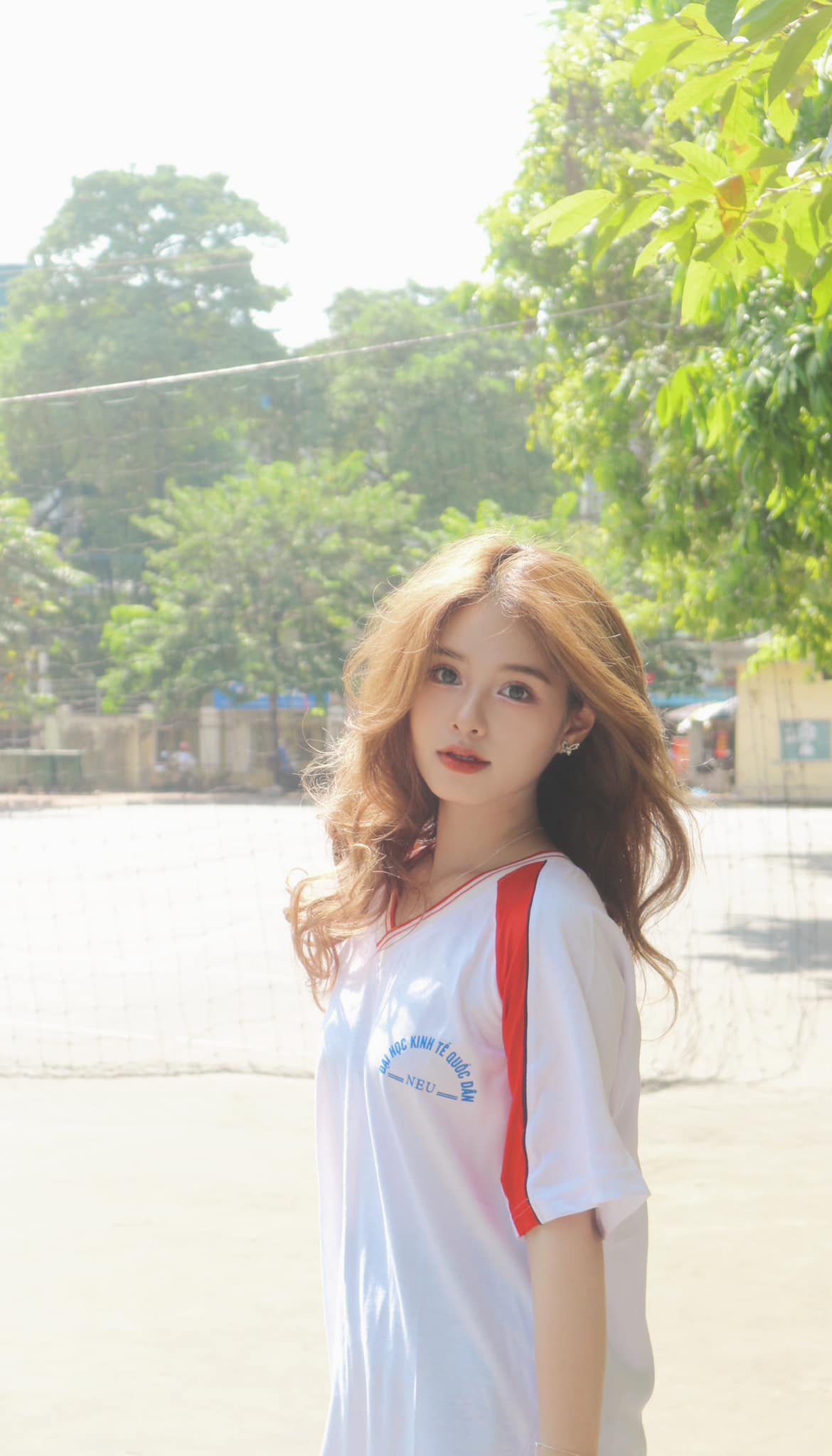 Khoảnh khắc trong màu áo đồng phục của Lê Na xinh đẹp tựa như nữ thần thanh xuân.