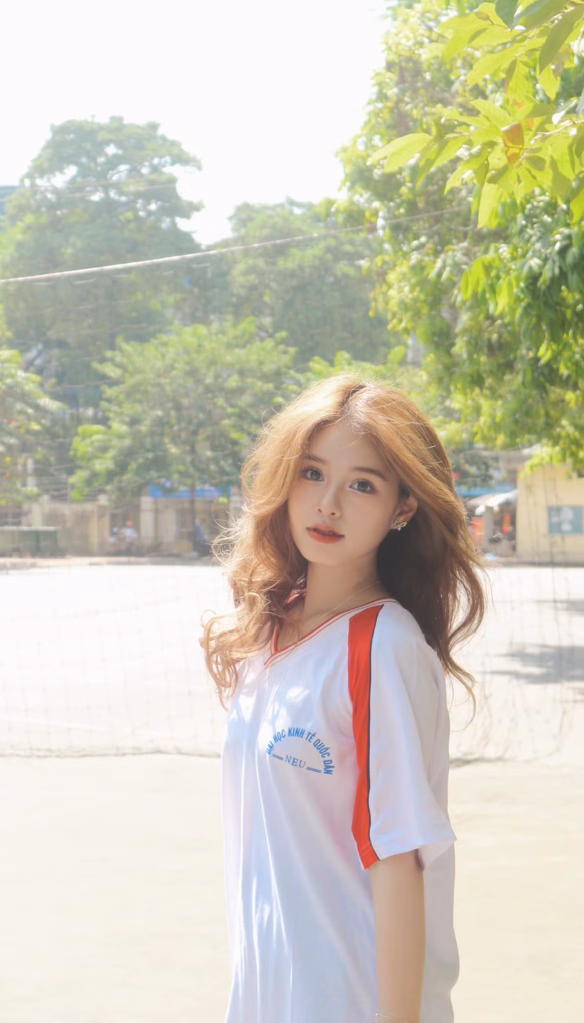 Khoảnh khắc trong màu áo đồng phục của Lê Na xinh đẹp tựa như nữ thần thanh xuân.