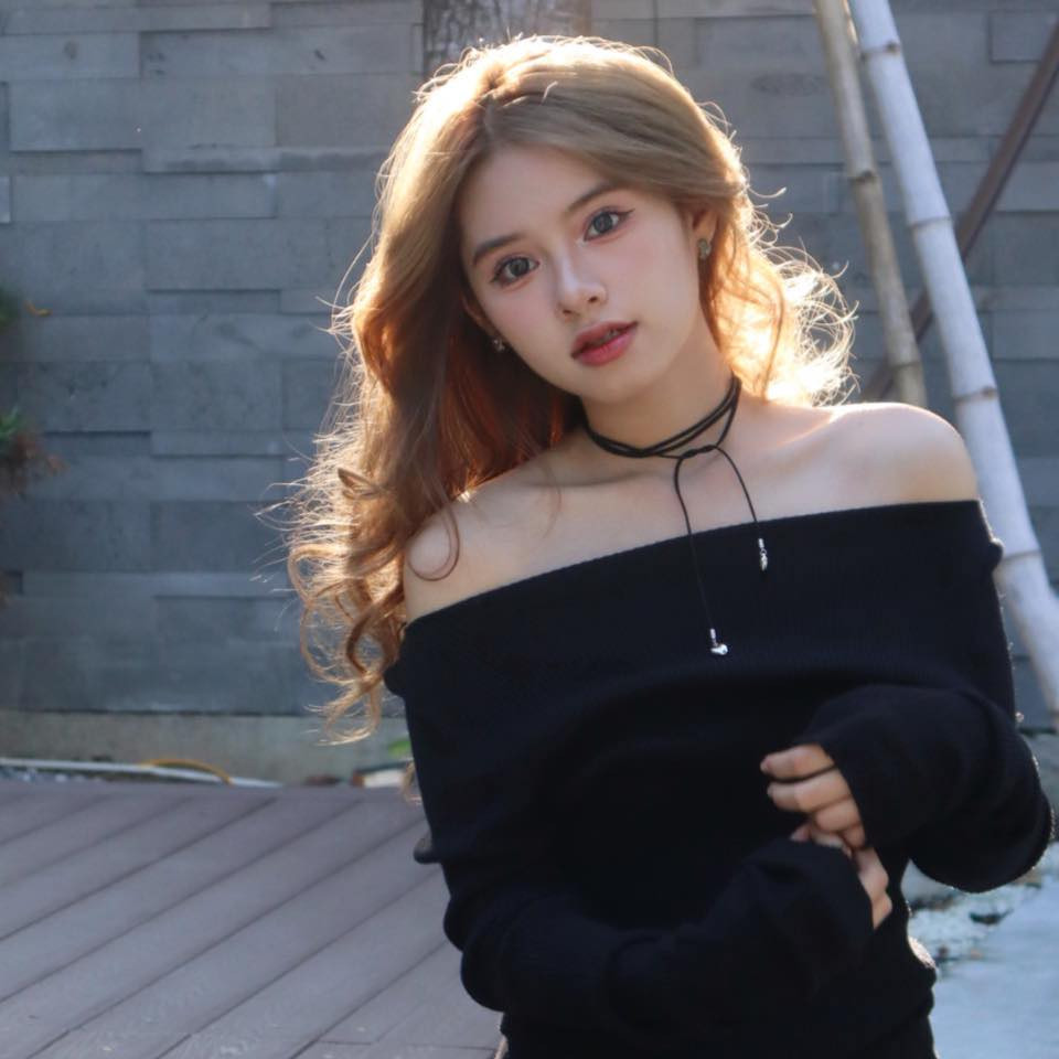 Ngoài việc học tập, hoạt động tại trường đại học, Lê Na cũng xây dựng cho mình kênh Tiktok với hơn 200.000 theo dõi để chia sẻ những khoảnh khắc cuộc sống cũng như nhận lời booking review sản phẩm. (Ảnh: FBNV)