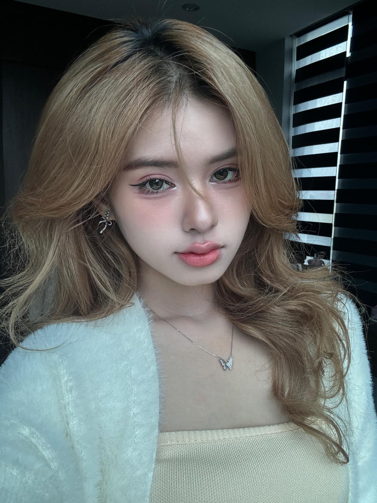 Nhờ vẻ ngoài nổi bật, cô nàng được mời làm người mẫu cho nhiều nhãn hàng.