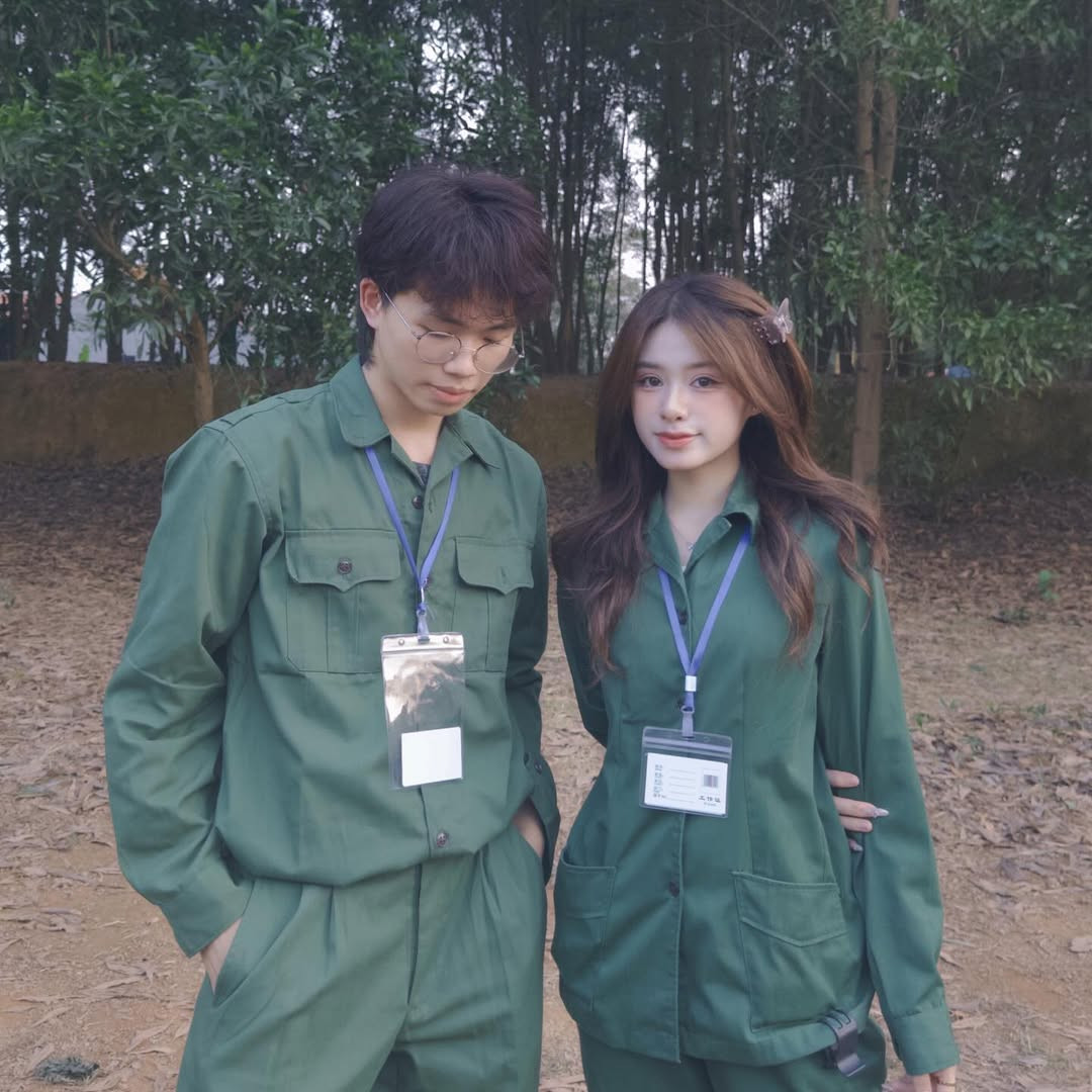 Trong màu áo quân sự giản dị, cô nàng vẫn thu hút mọi ánh nhìn từ người đối diện.