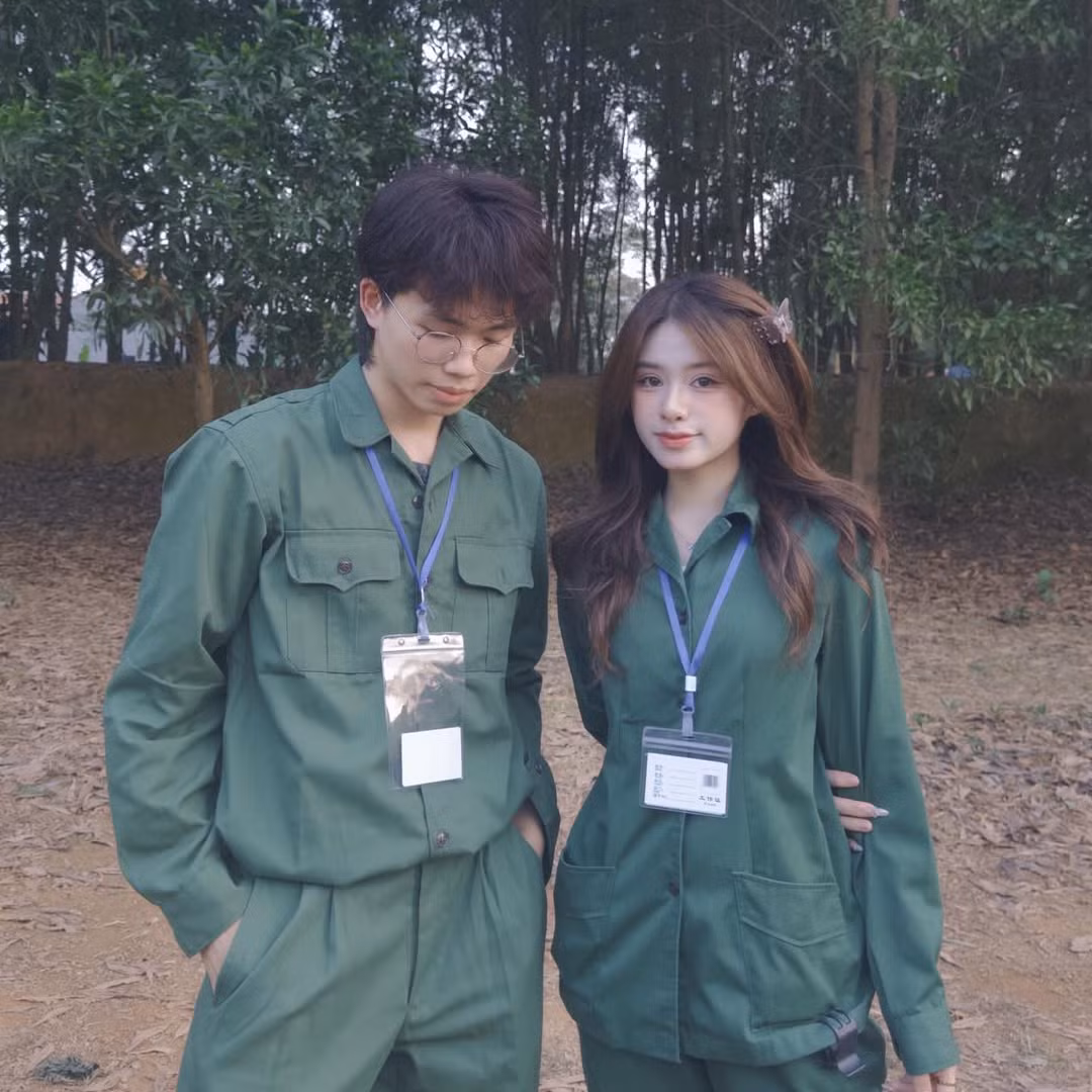 Trong màu áo quân sự giản dị, cô nàng vẫn thu hút mọi ánh nhìn từ người đối diện.