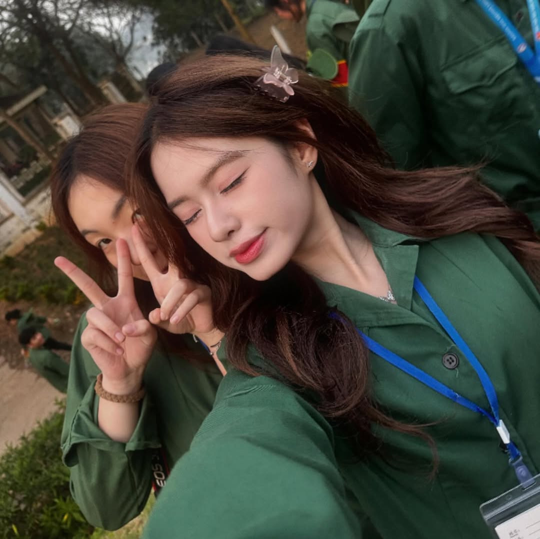 Lê Na sở hữu nhan sắc thanh tú với đôi mắt to tròn biết nói, khuôn mặt nhỏ nhắn, sống mũi cao thẳng.