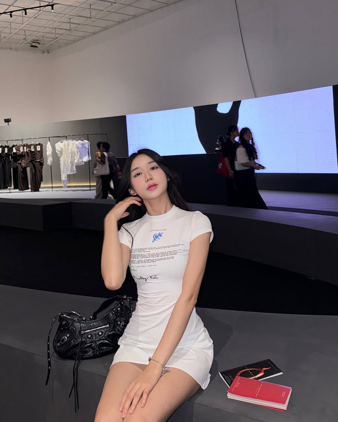 Loạt ảnh đi triển lãm của cô nàng nhanh chóng thu hút sự chú ý của netizen.