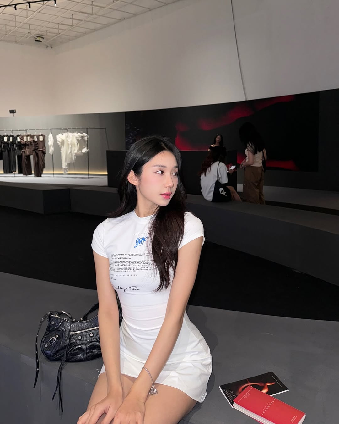 Mina Young lựa chọn thiết kế váy ôm sát body màu trắng cực ngắn khoe trọn đường cong cơ thể. Bên trong, cô nàng diện quần bảo hộ để có thể thoải mái trong việc đi lại và di chuyển.