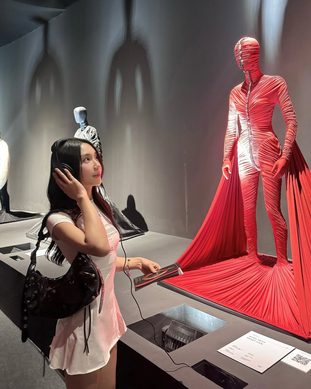 Không gian triển lãm đầy tính nghệ thuật với sự trình diện tác phẩm thời trang kết hợp với điêu khắc, thể nghiệm ánh sáng, âm nhạc và trình diễn nghệ thuật.