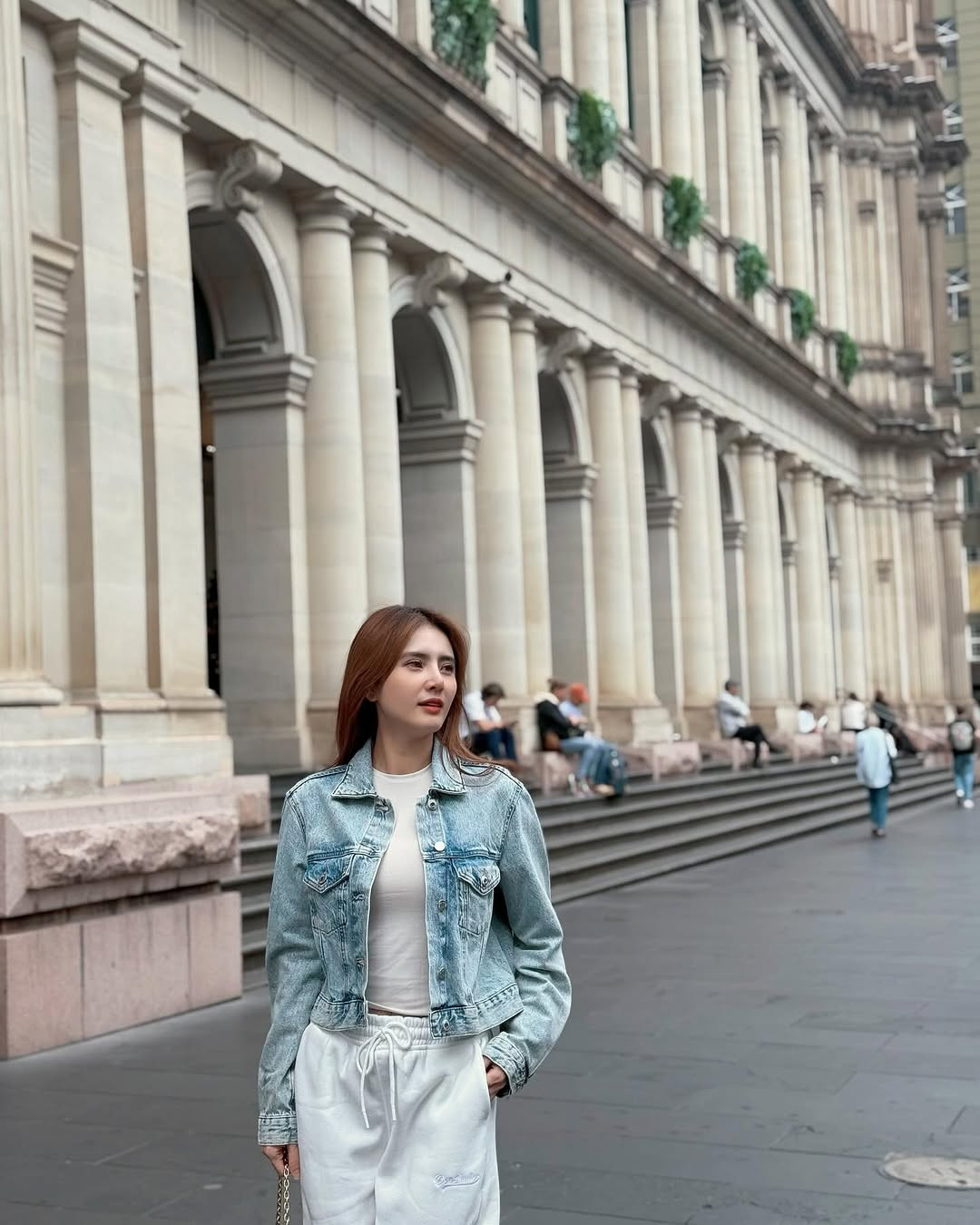 Sau một lần đổ vỡ hôn nhân, Lê Khánh Chi vẫn chưa từng tiết lộ về chuyện tình cảm công khai. Thỉnh thoảng, cô nàng đăng tải hình ảnh con gái của mình nhận về nhiều sự chú ý.