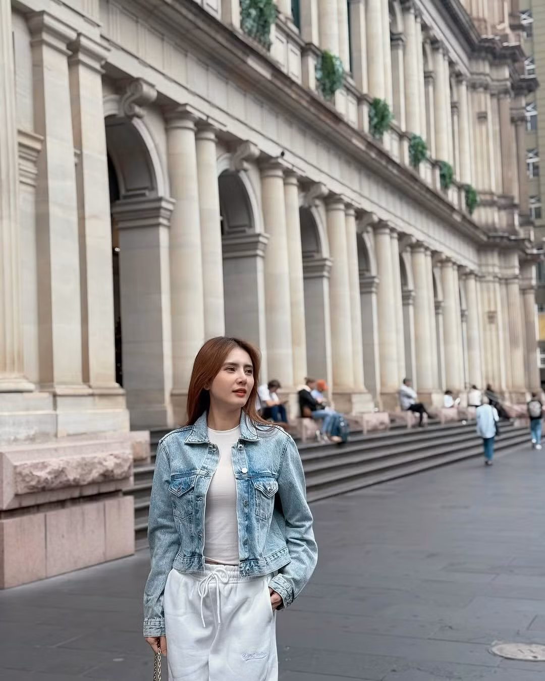 Sau một lần đổ vỡ hôn nhân, Lê Khánh Chi vẫn chưa từng tiết lộ về chuyện tình cảm công khai. Thỉnh thoảng, cô nàng đăng tải hình ảnh con gái của mình nhận về nhiều sự chú ý.