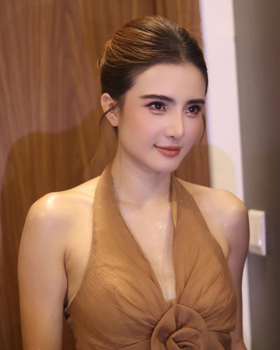 Lê Khánh Chí là em gái ruột của cựu cầu thủ bóng đá nổi tiếng Việt Nam - Công Vinh. Cô được biết đến với vẻ ngoài xinh đẹp, phong cách thời trang sành điệu và cuộc sống sang trọng.