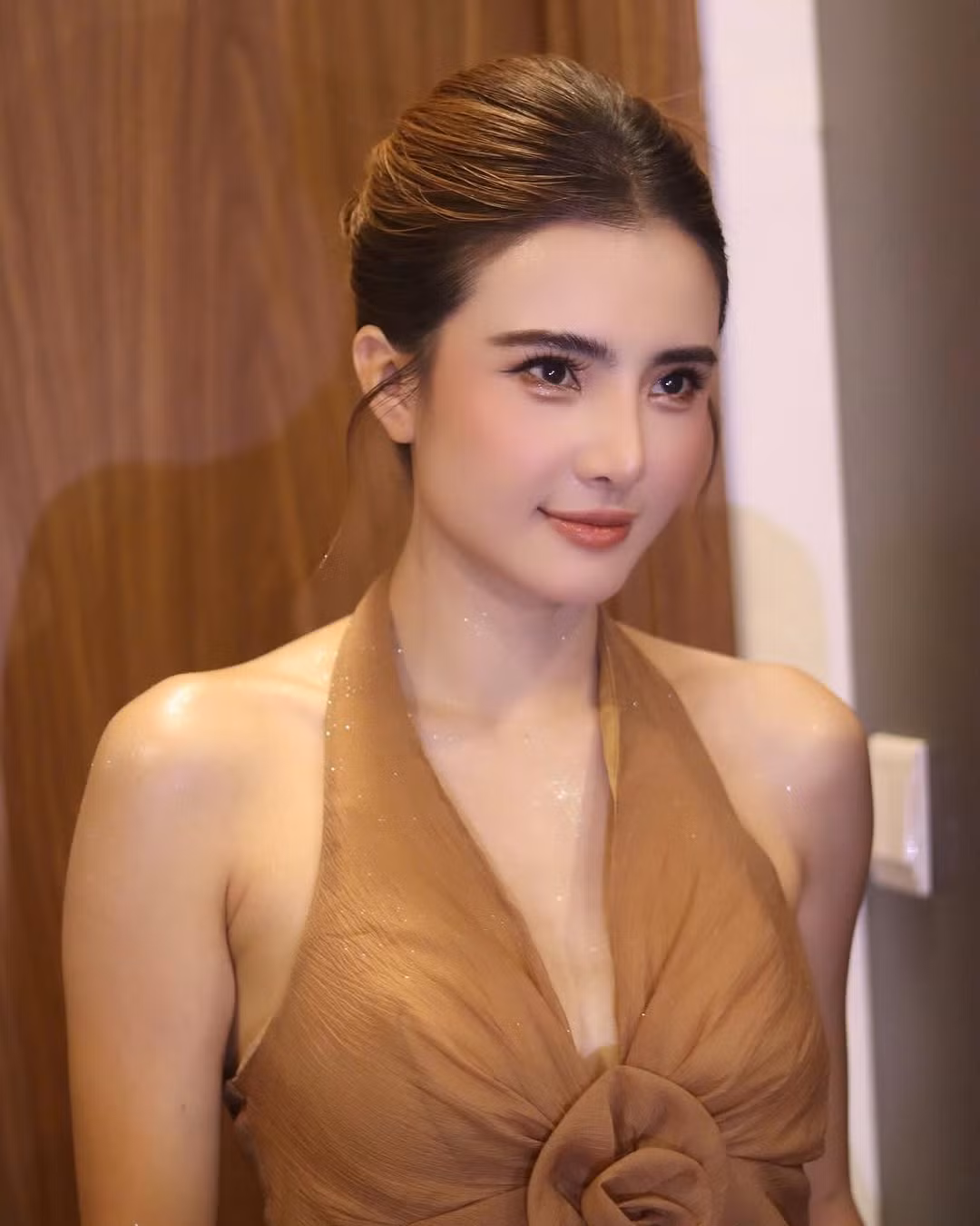 Lê Khánh Chí là em gái ruột của cựu cầu thủ bóng đá nổi tiếng Việt Nam - Công Vinh. Cô được biết đến với vẻ ngoài xinh đẹp, phong cách thời trang sành điệu và cuộc sống sang trọng.