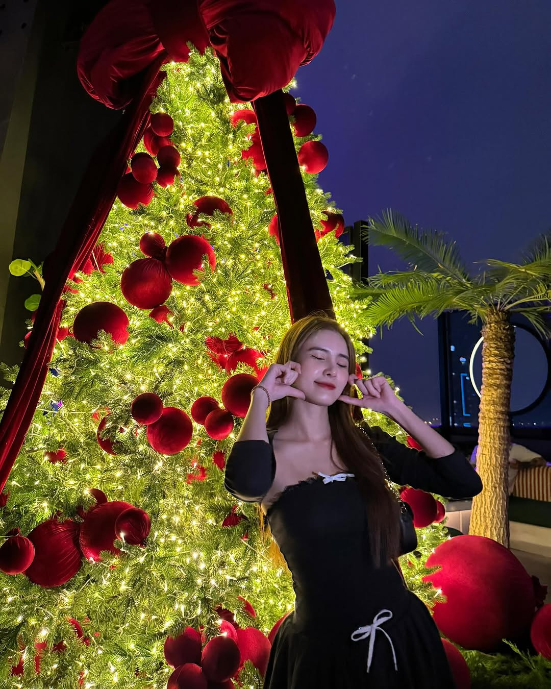 Đăng kèm loạt ảnh, Lê Khánh Chi buông câu thả thính cực ngọt: "Giáng sinh này, gói anh làm quà tặng em được không?"