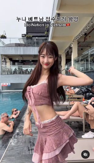 Nàng hot girl này còn thực hiện nhiều diệu nhảy bắt trend tại hồ bơi, quán cafe...