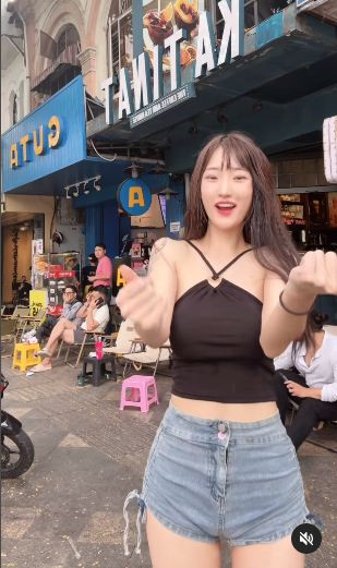 Ngay lập tức, nhiều người đã tìm ra danh tính của cô nàng. Đó là Kim Hye Soo (Hàn Quốc, biệt danh: Idol Nation). Cô nàng hiện đang làm công việc người mẫu và nhà sáng tạo nội dung với hơn 1,5 triệu follow trên TikTok, 808k follow trên Instagram.