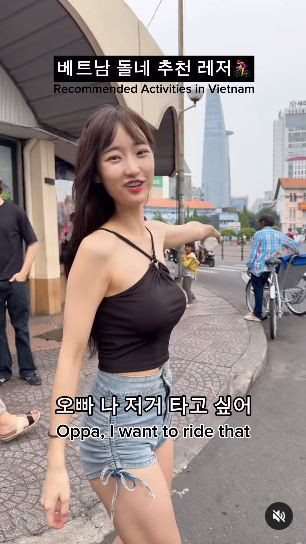 Cô nàng cũng đã trả 100.000 VNĐ đồng cho tài xế xích lô để thử... đạp xích lô. Mặc dù mất tiền, song cô nàng rất vui vẻ và thoải mái xin chở bác tài xế luôn!