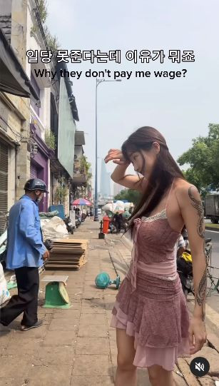 Trong một clip khác, cô gái thử công việc bốc vác sắt vụn, bìa carton...