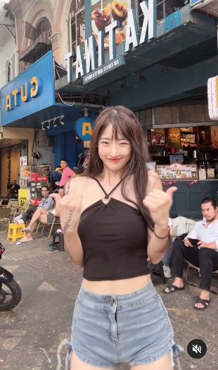 Cô nàng khá nổi tiếng trên MXH Hàn Quốc khi có 3 triệu người theo dõi trên Naver. Đặc biệt, Kim Hye Soo cũng từng được nhận giải thưởng Người có sức ảnh hưởng làn sóng Hàn 2024.