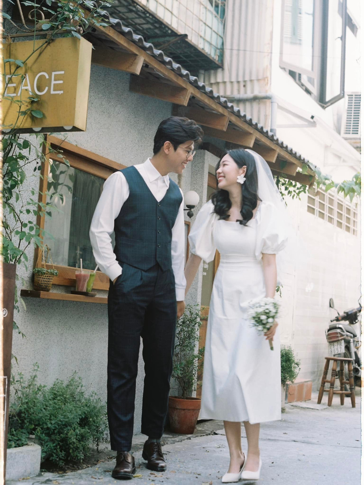 Năm nay, cặp đôi vừa chào đón cặp song sinh 1 trai 1 gái, đủ nếp đủ tẻ.