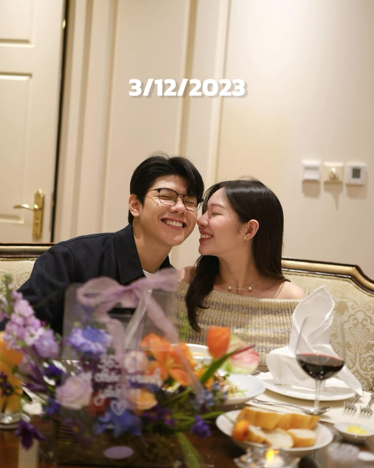 Những dòng tâm sự của cặp đôi khiến nhiều người vô cùng xúc động: "Vèo cái mà đã 5 năm rồi đây. Mới ngày nào cùng nhau bước vào lễ đường mà bây giờ đã thành bố bỉm mẹ bỉm rồi. Mỗi lần nhìn lại đều thầm cảm ơn, cảm ơn vì lúc nào cũng bên cạnh truyền cho nhau năng lượng, cảm ơn vì tất cả mọi điều. Cảm ơn vì thanh xuân chúng ta có nhau."