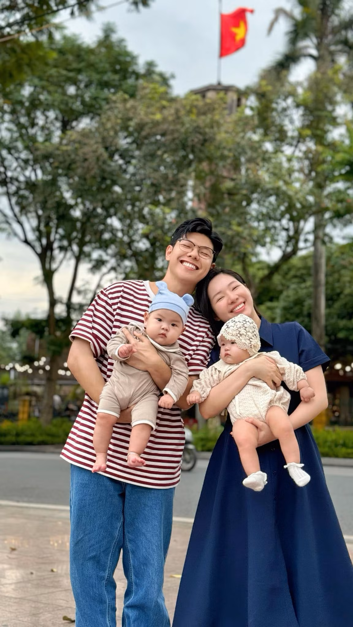 Thi thoảng, BTV Mạnh Cường và Hương Giang lại khoe những hình ảnh các bé làm dân mạng "phát sốt" vì quá đáng yêu. (Ảnh: Facebook Gia đình truyền hình)