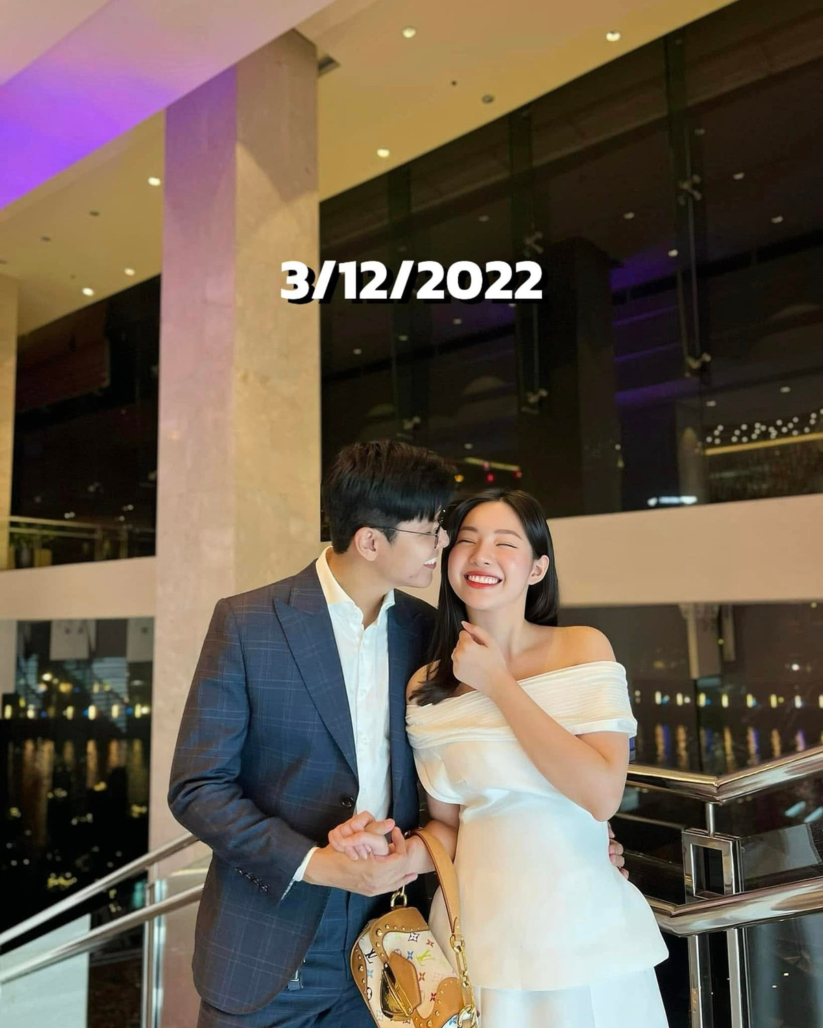 Nhân kỷ niệm 5 năm về chung nhà, cặp đôi đã đăng tải mỗi năm một tấm ảnh từ lúc cưới cho đến hiện tại, khiến nhiều người vô cùng xuýt xoa.