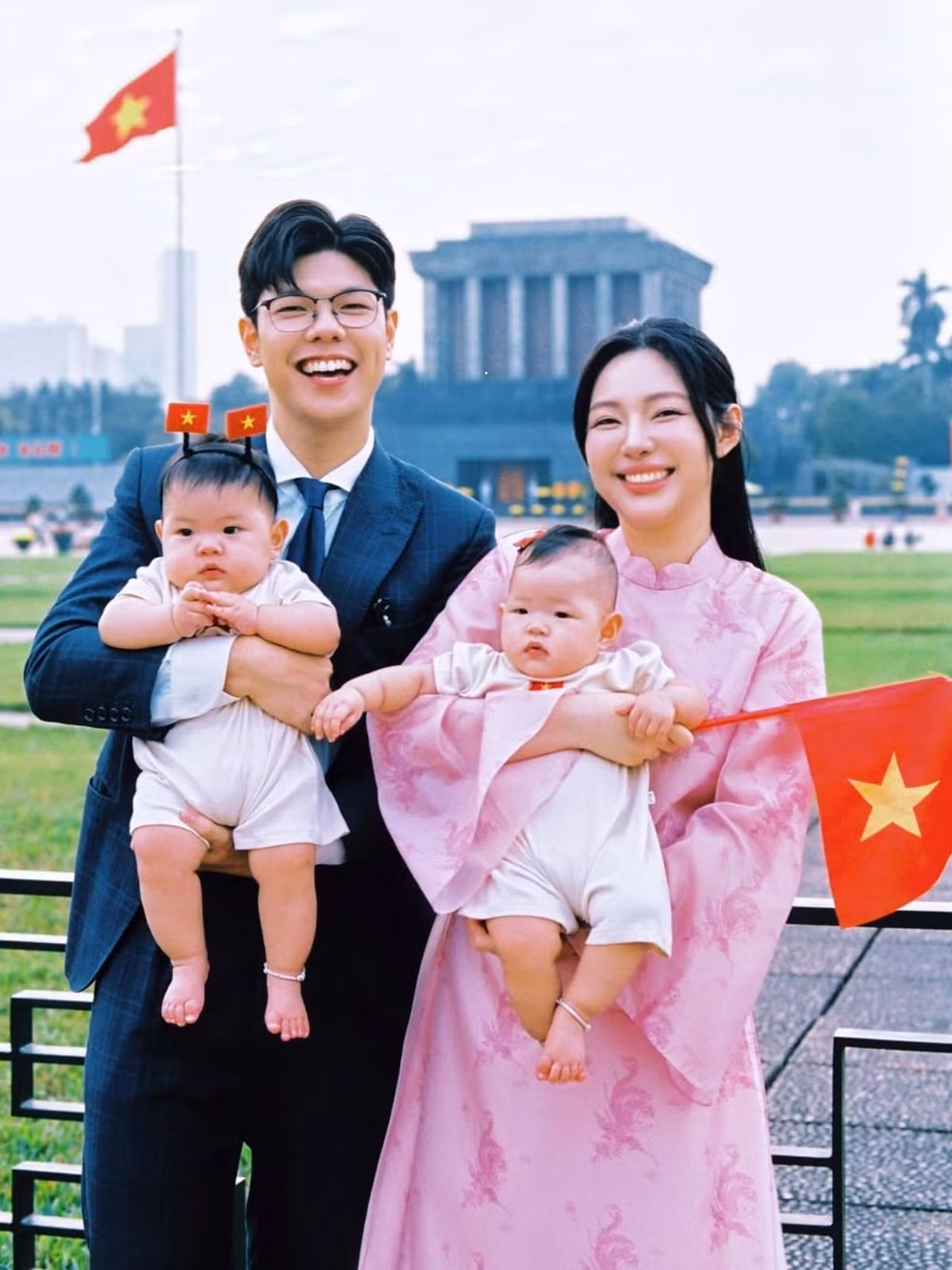 "Gia đình truyền hình" Mạnh Cường - Hương Giang là một trong những gia đình được yêu thích nhất trên mạng xã hội, vừa mới tung ra bộ ảnh Tết khiến netizen "tan chảy". Với những khoảnh khắc giản dị nhưng tràn đầy hạnh phúc, bộ ảnh đã nhanh chóng nhận được sự quan tâm của đông đảo khán giả.