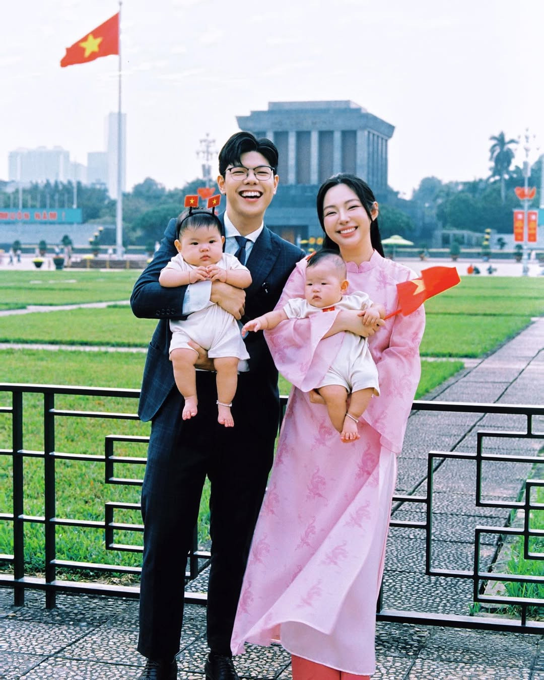 Hai em bé song sinh cũng được bố mẹ bế đi chụp ảnh cùng.