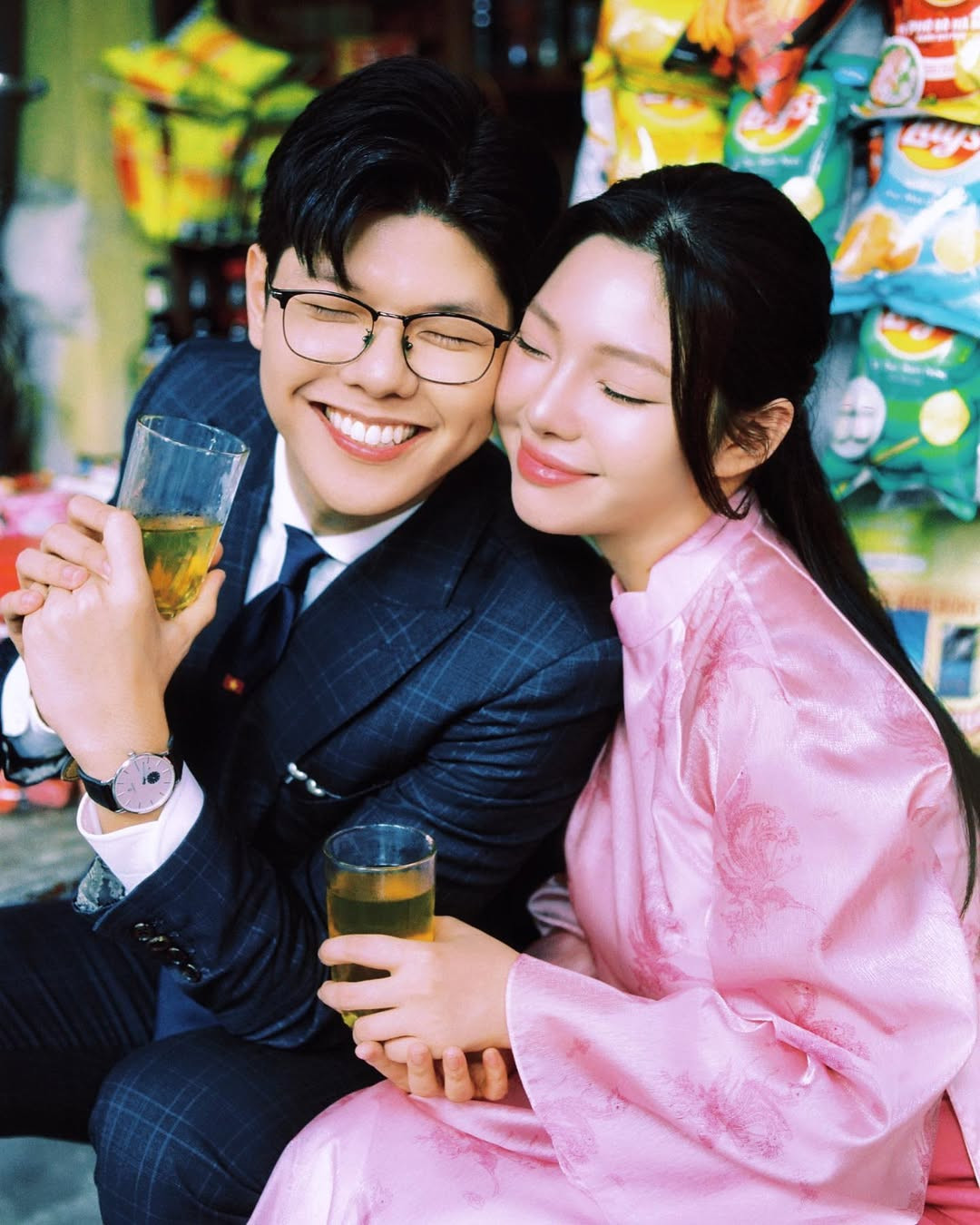 Nhưng cũng chính những góc hình giản dị đó đã làm tôn lên tinh thần yêu nước nồng nàn.