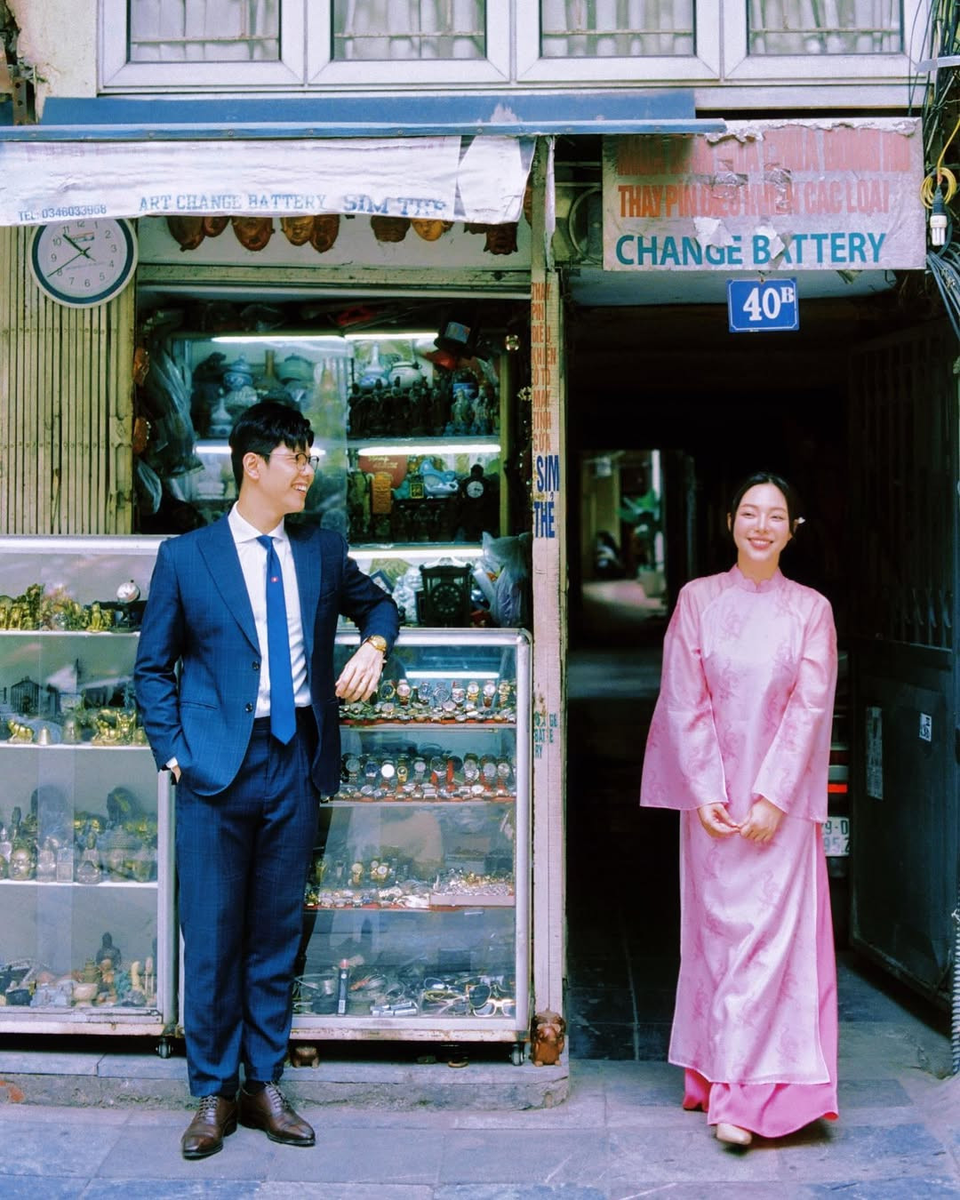 Mạnh Cường diện bộ vest lịch lãm, còn Hương Giang thì mặc áo dài truyền thống, cả 2 trao nhau những cử chỉ, nụ cười tự nhiên mà ánh lên niềm hạnh phúc.