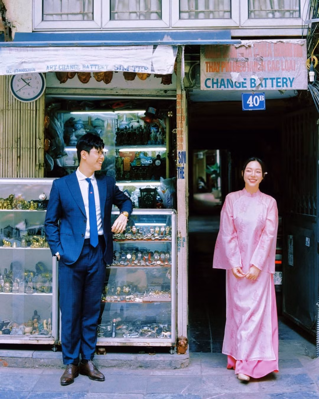 Mạnh Cường diện bộ vest lịch lãm, còn Hương Giang thì mặc áo dài truyền thống, cả 2 trao nhau những cử chỉ, nụ cười tự nhiên mà ánh lên niềm hạnh phúc.