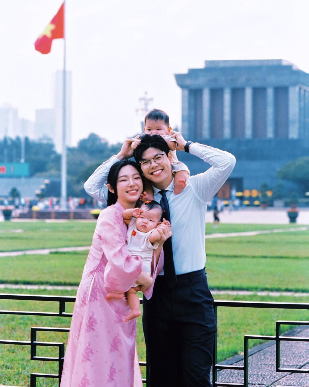 Với lối kể chuyện gia đình theo cách có một không hai, "Gia đình truyền hình" đang thu hút sự quan tâm và nhận được nhiều sự yêu mến, ủng hộ từ khán giả.