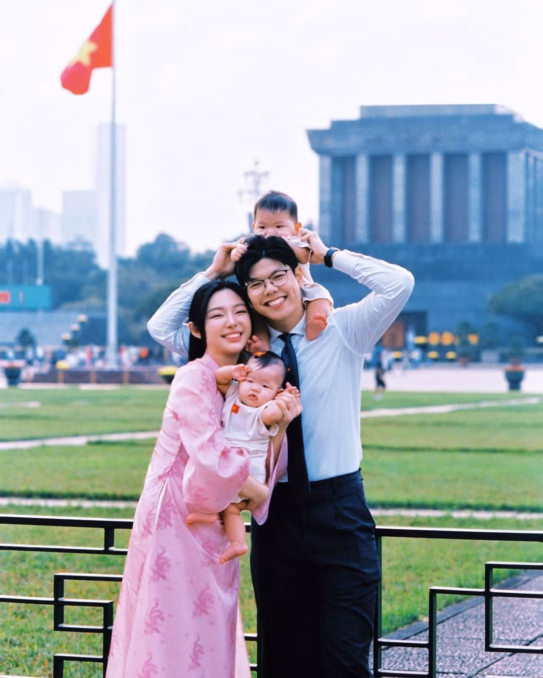 Với lối kể chuyện gia đình theo cách có một không hai, "Gia đình truyền hình" đang thu hút sự quan tâm và nhận được nhiều sự yêu mến, ủng hộ từ khán giả.