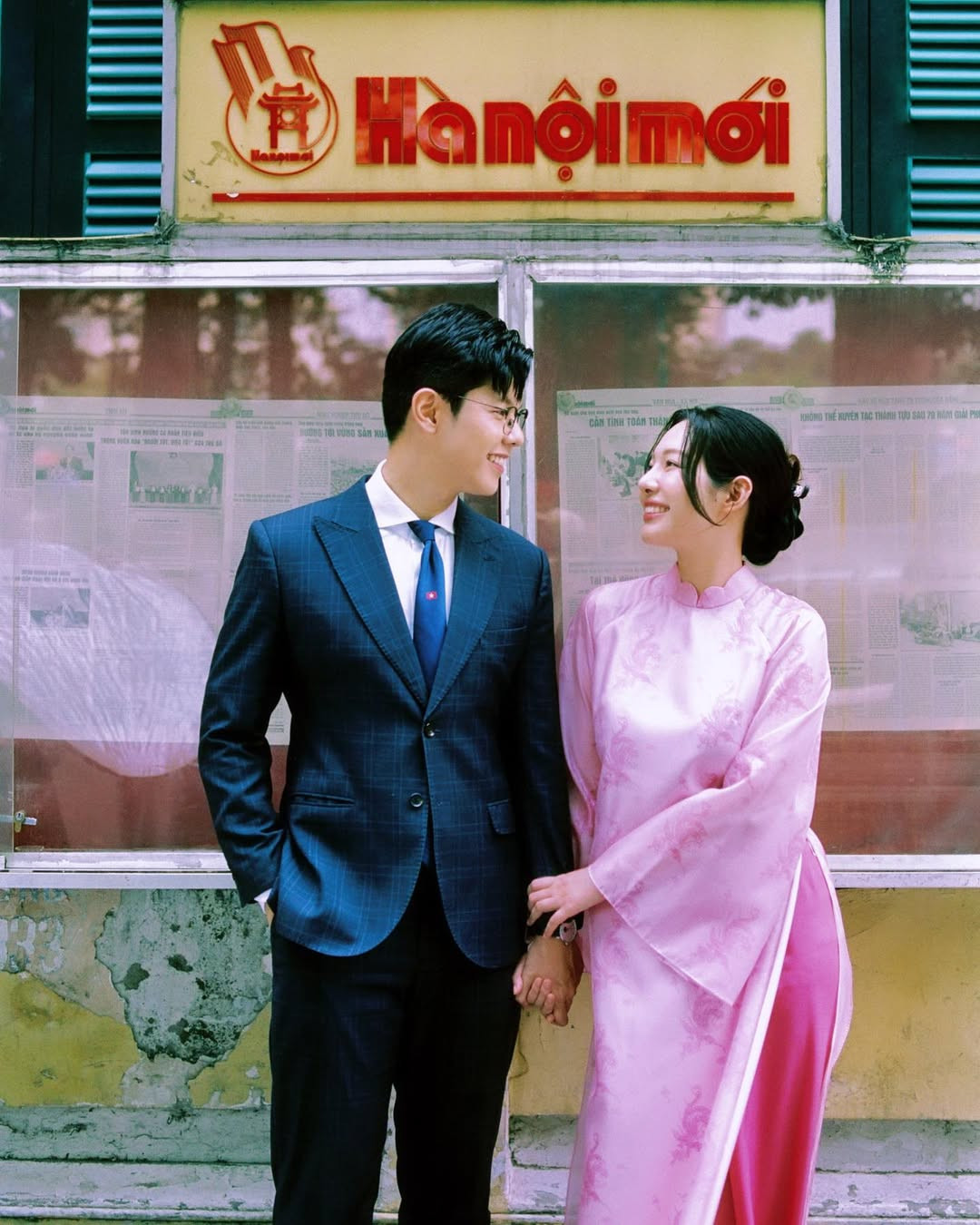 Màu film cũ của bộ ảnh đem lại cảm giác hoài niệm về một ngày cận tết xưa cũ.