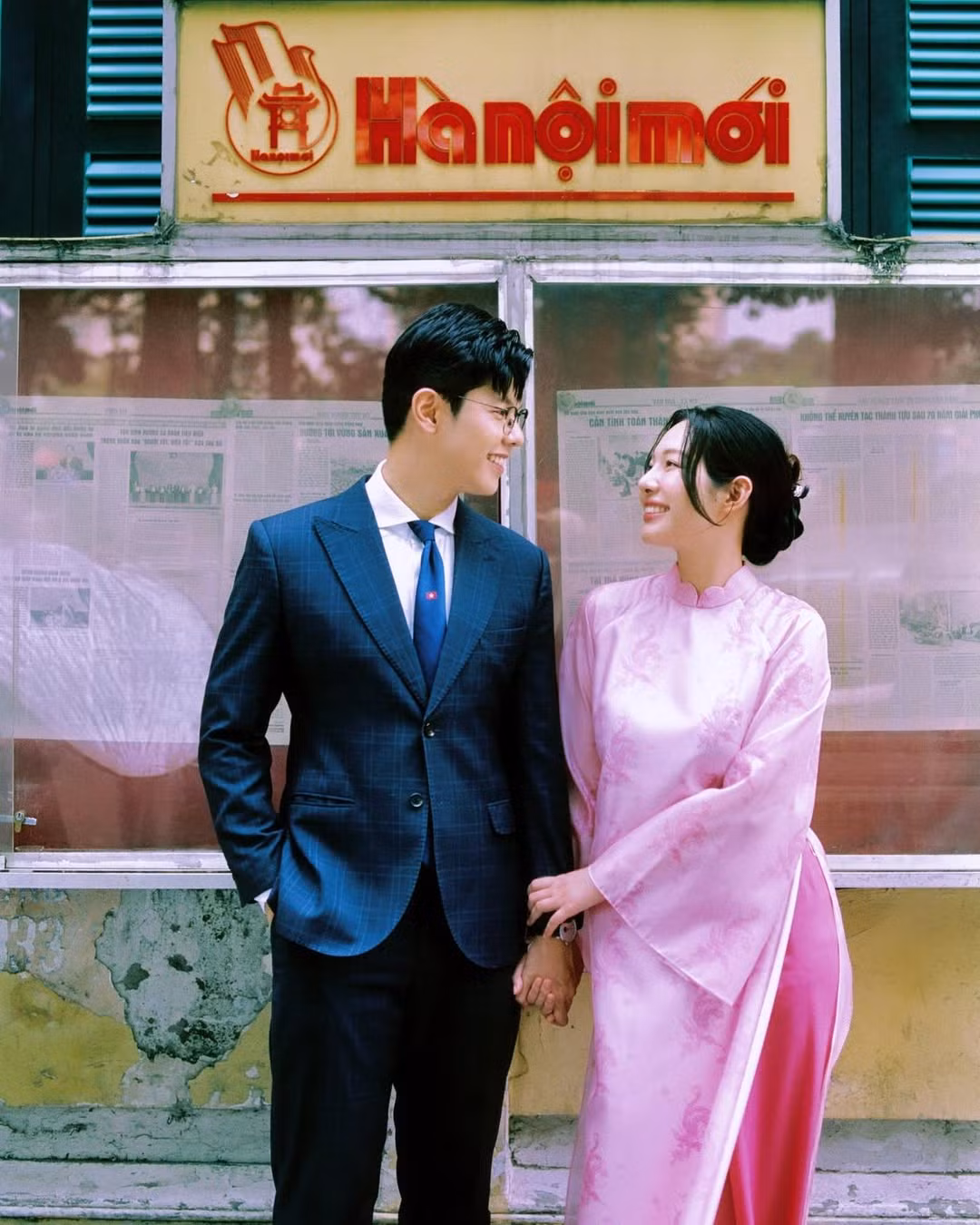 Màu film cũ của bộ ảnh đem lại cảm giác hoài niệm về một ngày cận tết xưa cũ.