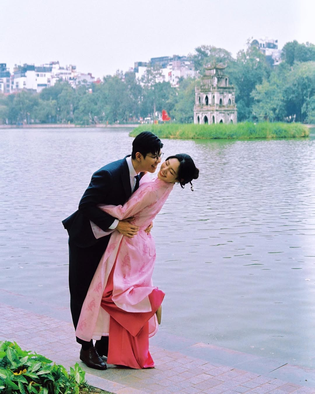 "Gia đình truyền hình" là kênh TikTok do cặp đôi Mạnh Cường và Hương Giang thành lập. Mạnh Cường hiện đang là Biên tập viên (BTV) tại Đài Truyền hình Việt Nam và Hương Giang là BTV tại Kênh truyền hình Quốc phòng Việt Nam.