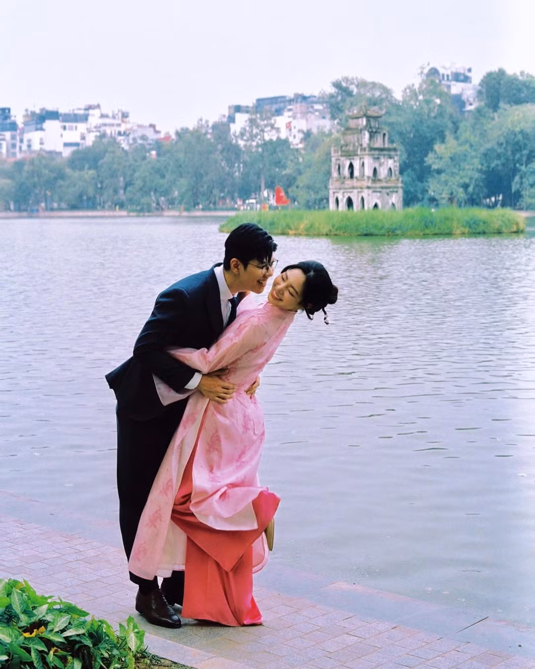 "Gia đình truyền hình" là kênh TikTok do cặp đôi Mạnh Cường và Hương Giang thành lập. Mạnh Cường hiện đang là Biên tập viên (BTV) tại Đài Truyền hình Việt Nam và Hương Giang là BTV tại Kênh truyền hình Quốc phòng Việt Nam.