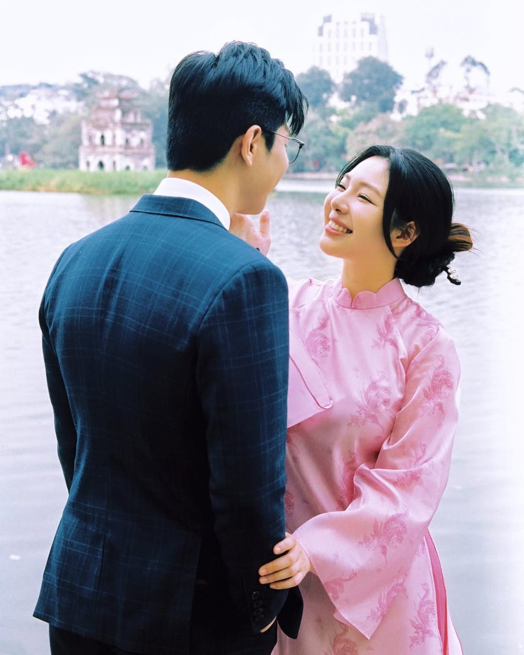 "Trông nó tình bể bình, hạnh phúc, hân hoan thiệt sự luôn á", "ôi mê quá đi", "tui cũng muốn đi chụp một bộ ảnh tết như vậy", "nhìn anh chị cười mà ánh lên niềm hạnh phúc nơi đáy mắt" - Netizen không ngừng xuýt xoa dưới bộ ảnh.