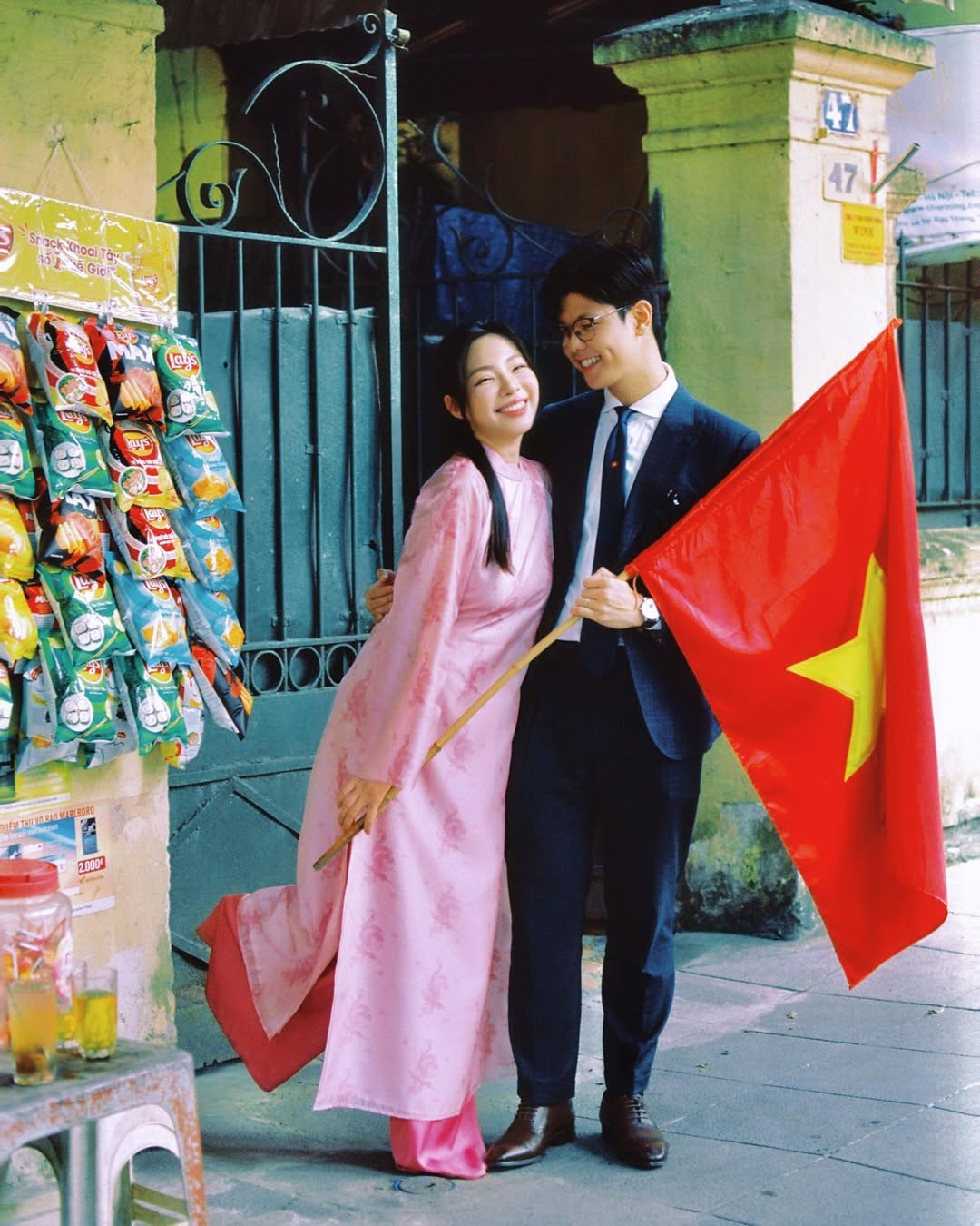 Bối cảnh của bộ ảnh vô cùng thân quen, đó là khung cảnh phía trước Quảng trường Ba Đình, là một hàng trà đá nhỏ quen thuộc của phố phường Hà Nội, là góc tường phía trước báo Hà Nội Mới..