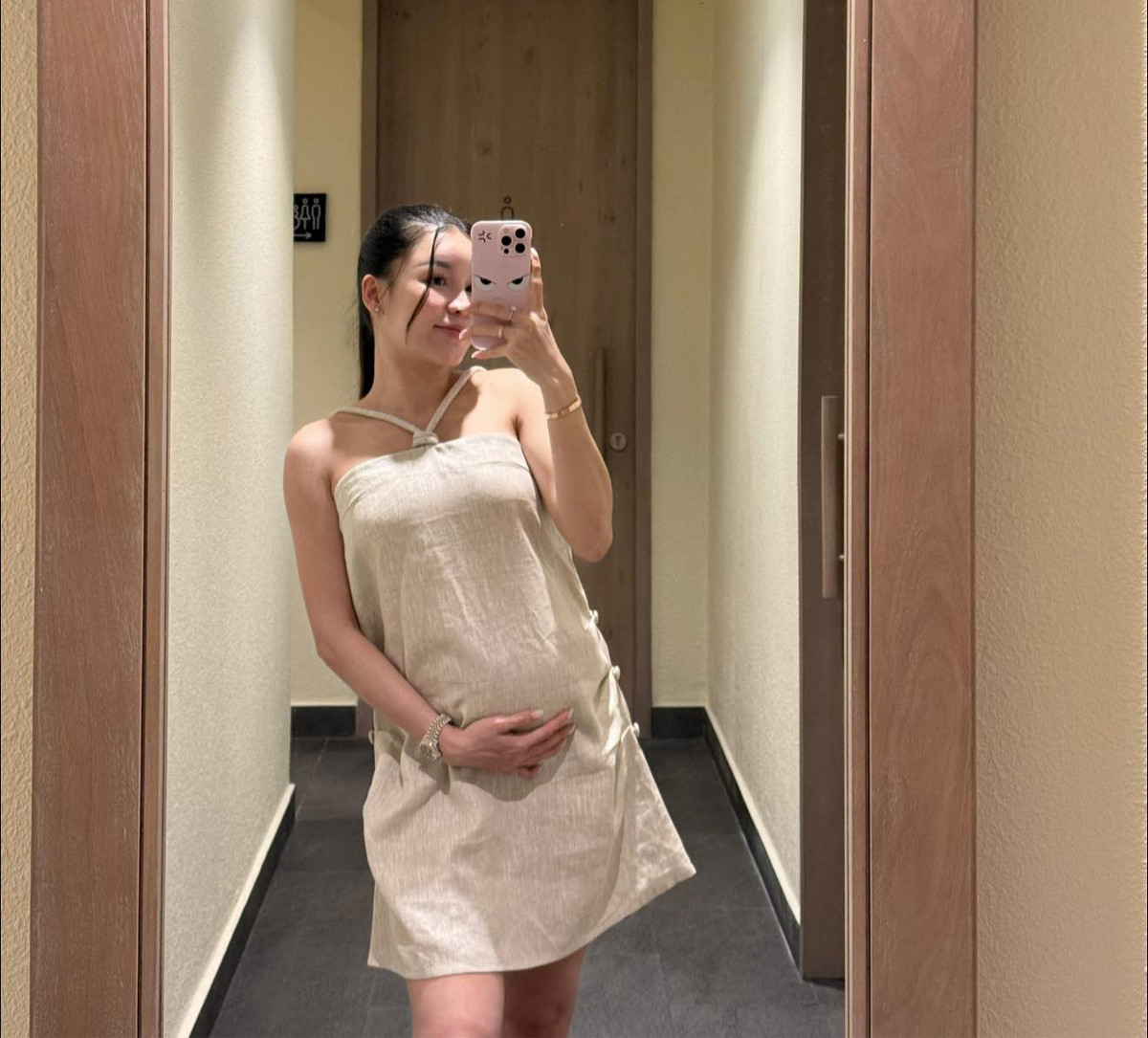 Bà xã Văn Lâm cũng thường xuyên chia sẻ về quá trình mang thai, thể hiện tính cách mạnh mẽ và đầy tích cực của mẹ bầu.