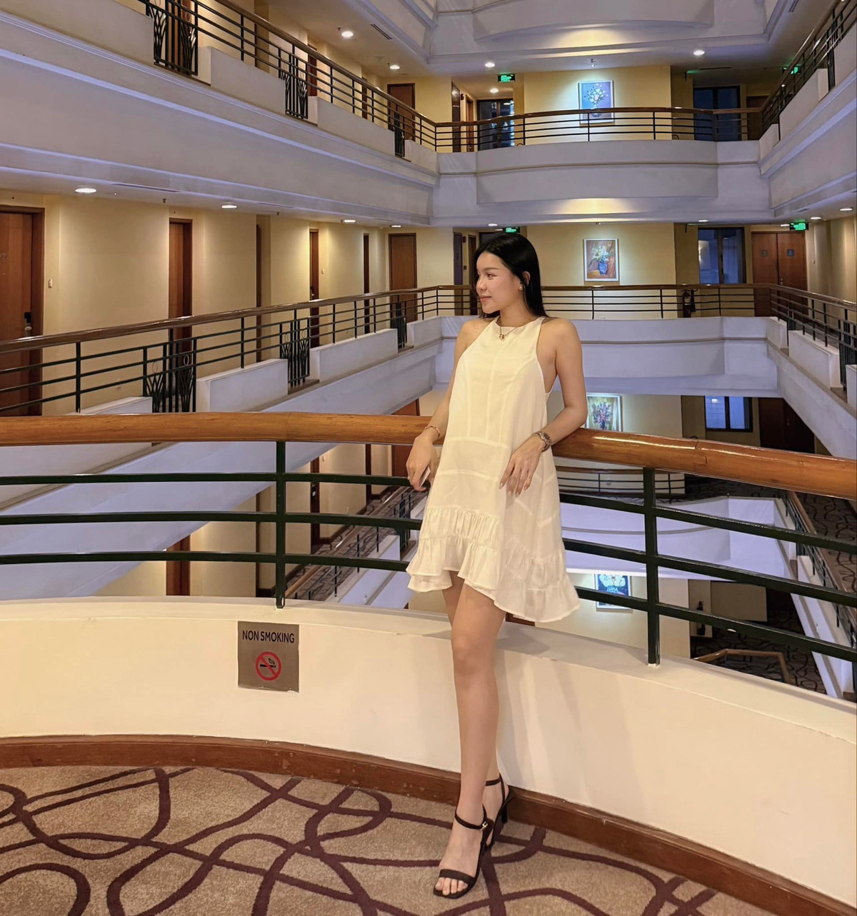 Yến Xuân khéo chọn những thiết kế đời thường khá thoải mái, che đi vòng bụng nhô lên vậy nên nếu nhìn qua thì nhiều người thậm chí còn không phát hiện cô nàng mang thai.