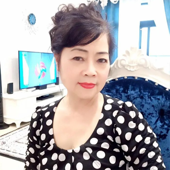 Các đường nét trên gương mặt của nghệ sĩ Bích Liên vẫn vô cùng sắc sảo, mặn mà.